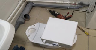 Установка напольного унитаза в Мелеузе: монтаж под ключ от СантехДомМлз от 5093 рублей.